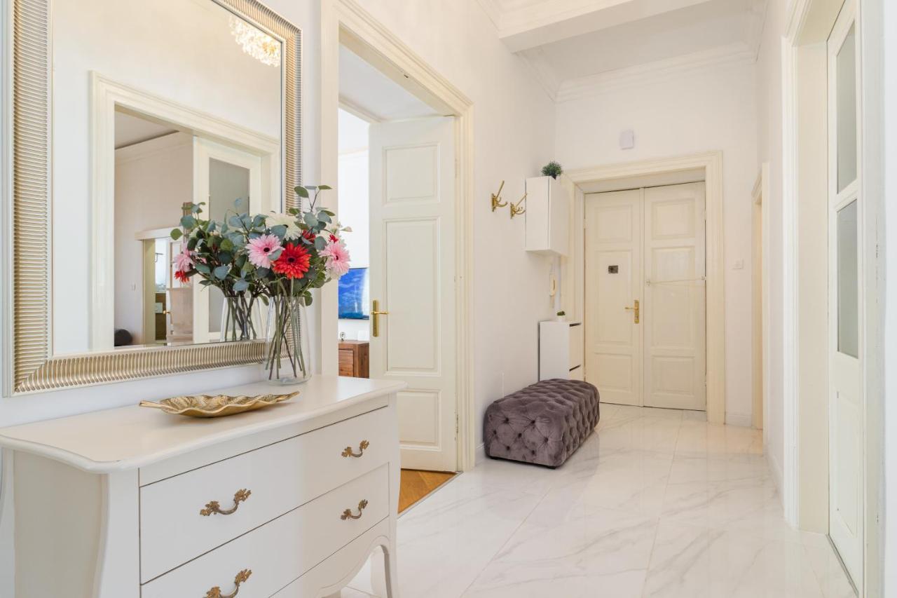 Apartment Augier - Elegant & Spacious - City Centre Pula Buitenkant foto